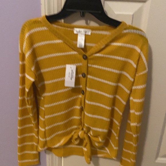 NWT Tillys white fawn button up top, size small, yellow striped. - Picture 2 of 2